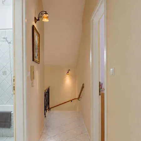 Κάμπινγκ House *